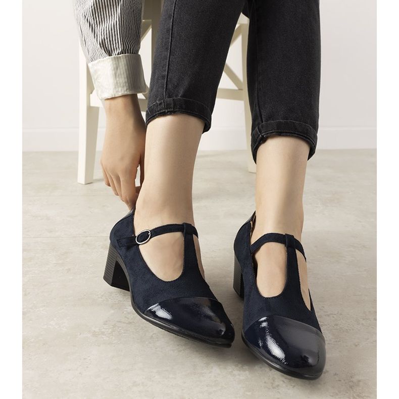 Sapatos azul marinho em um pilar com um dedo do pé Sobremesa envernizado 1 Sapatos azul marinho em um pilar com um dedo do pé Sobremesa envernizado 1