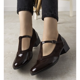 Sapatos marrons em um pilar com biqueira de Manam envernizada marrom 1