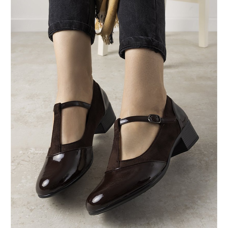 Sapatos marrons em um pilar com biqueira de Manam envernizada marrom 1