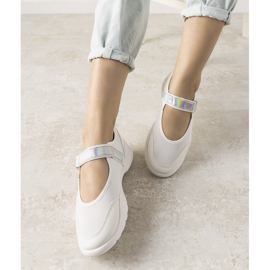 Sapatos esportivos brancos com uma inserção holográfica Melania 1