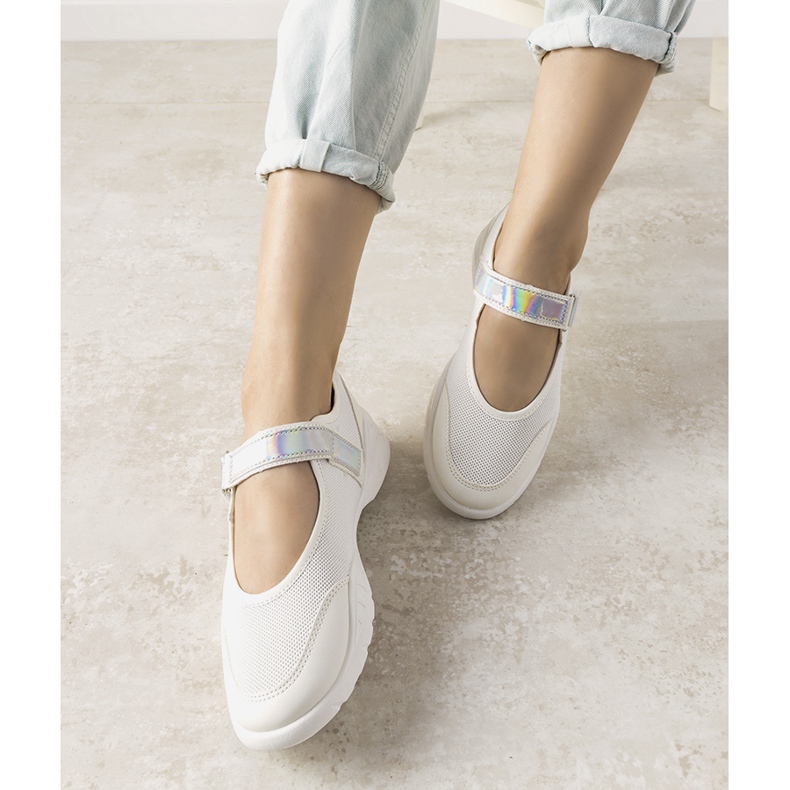 Sapatos esportivos brancos com uma inserção holográfica Melania 1