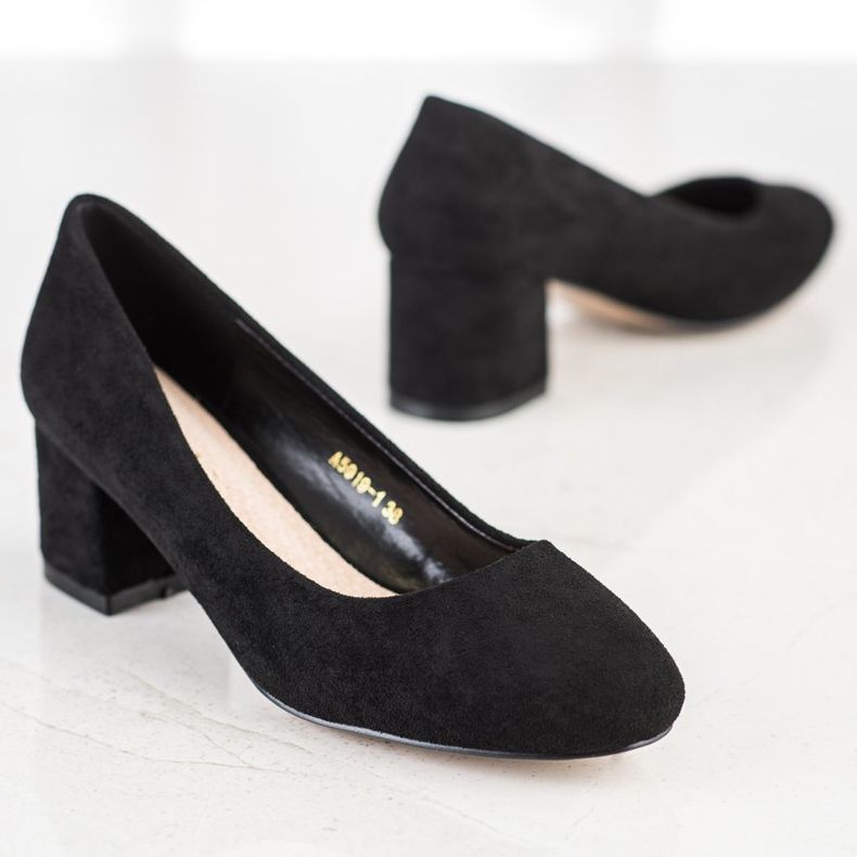 Sabatina Bombas em um amplo pilar preto 1