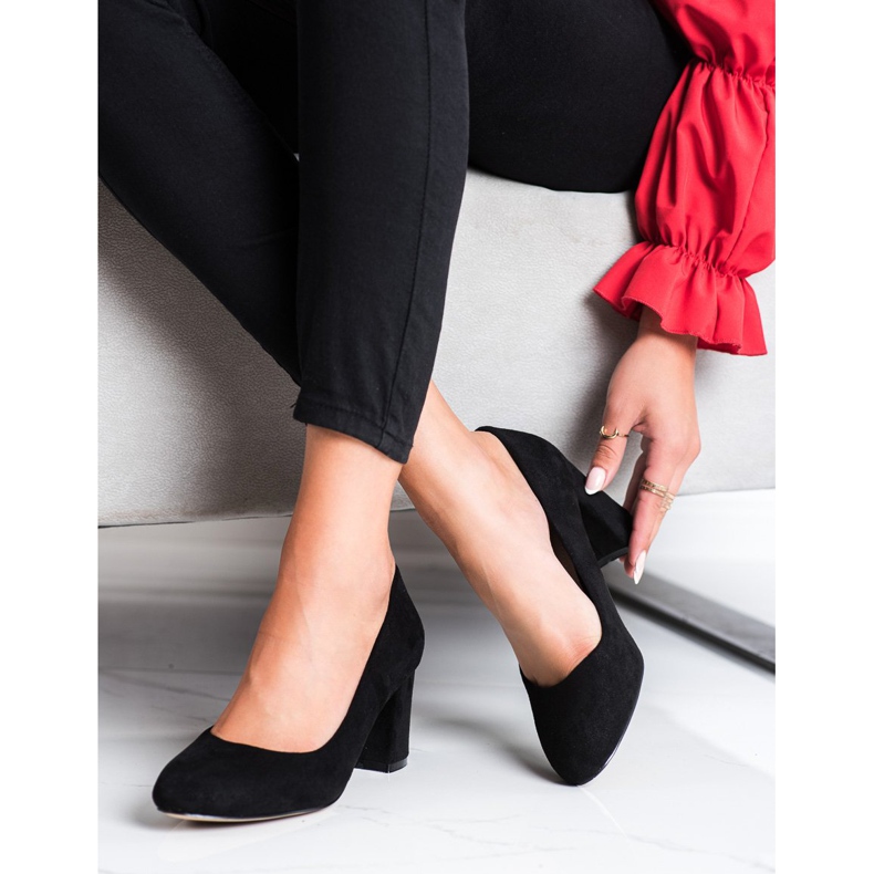 Sabatina Bombas em um pilar preto 2