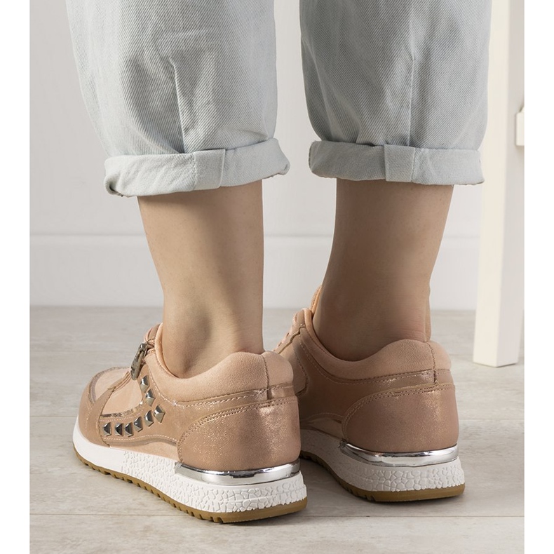 Tênis esportivos rosa decorado com tachas Daphne 2