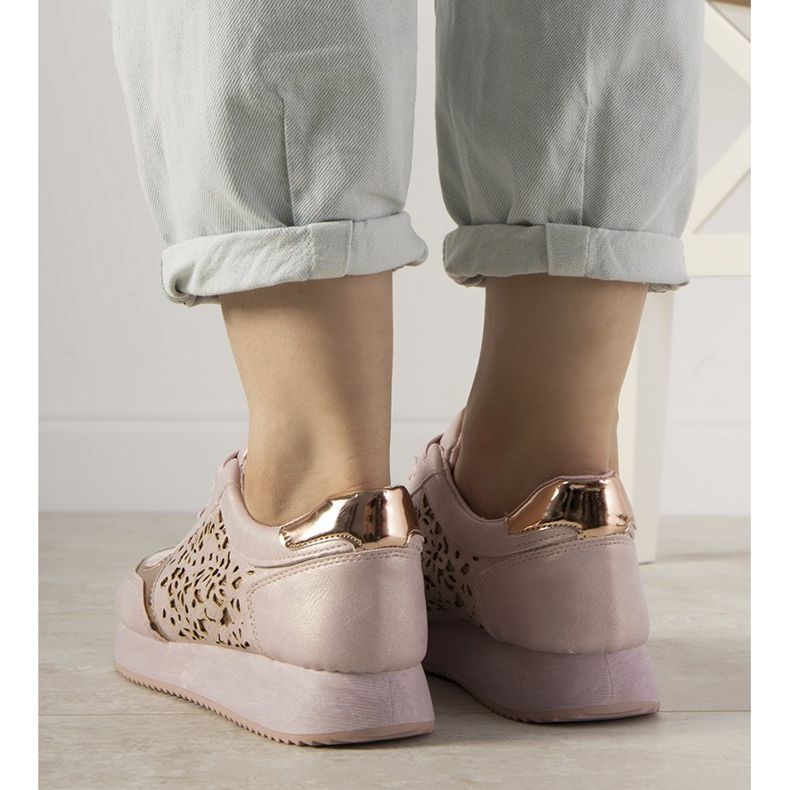 Tênis esportivos rosa com um padrão de Festival de bordados 1