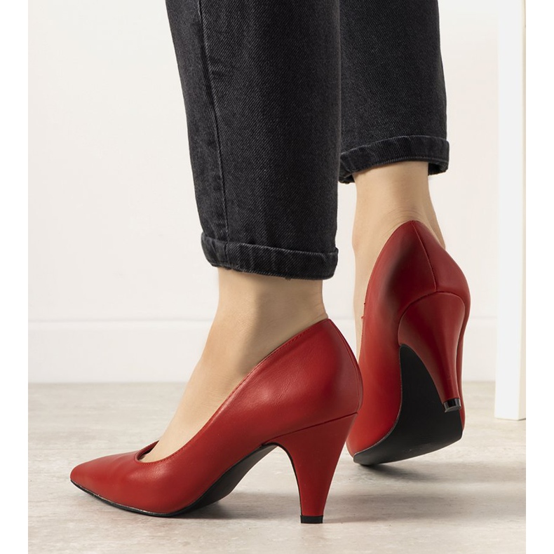 Sapatos vermelhos em um salto grosso de folga 1 Sapatos vermelhos em um salto grosso de folga 1