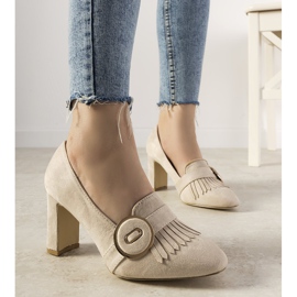 Sapatos bege em um pilar com uma fivela Promise 1