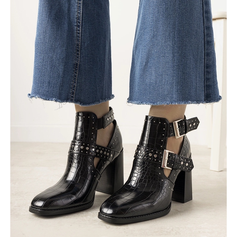 Botins pretos com um motivo maravilhoso de pele de crocodilo 1