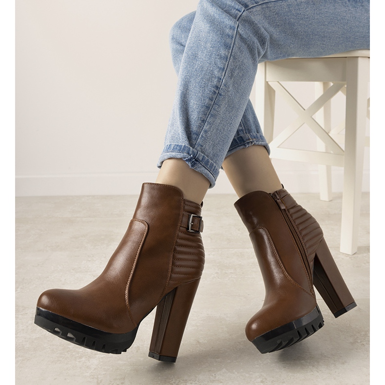 Botas de camelo em um poste alto de manga castanho 1