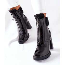 Botas pretas laqueadas em um poste Arleston preto 2