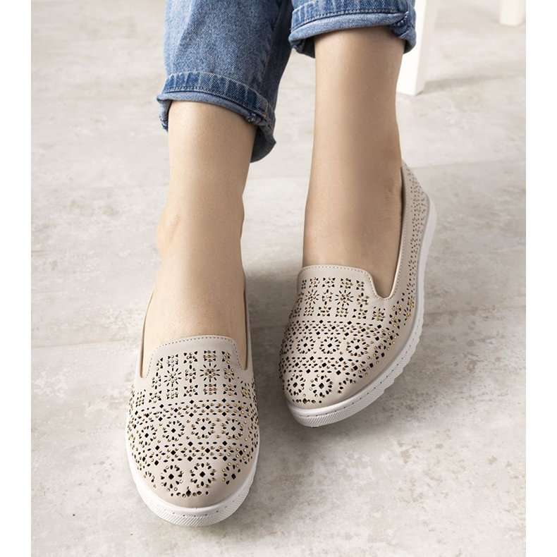 Mocassins bege com um padrão de passarela aberto 1 Mocassins bege com um padrão de passarela aberto 1