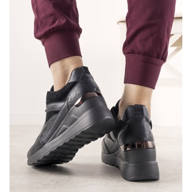 Tênis preto com padrão de pele de cobra da Halsey 1 Tênis preto com padrão de pele de cobra da Halsey 1