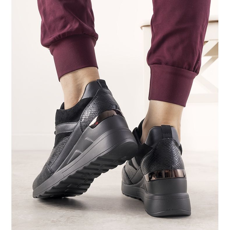 Tênis preto com padrão de pele de cobra da Halsey 1 Tênis preto com padrão de pele de cobra da Halsey 1