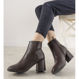 Botins castanhos elegantes no poste Hale marrom 1