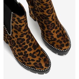 Botas marrons no poste no padrão leopardo Leo castanho 1