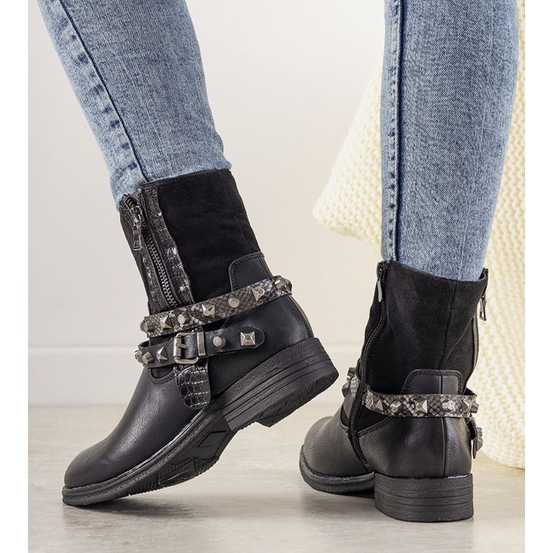 Botas pretas com uma faixa Elffie cravejada preto 1 Botas pretas com uma faixa Elffie cravejada preto 1