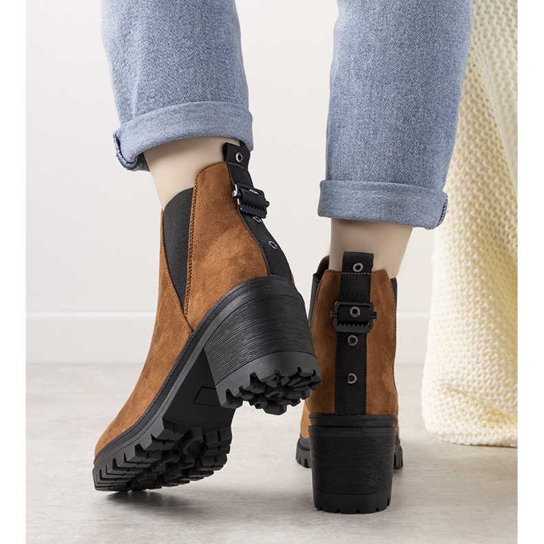 Botas de camelo no posto Cissy castanho 1