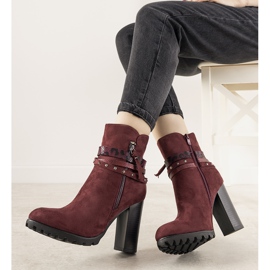 Botas de camurça marrom femininas Barella no poste vermelho 1 Botas de camurça marrom femininas Barella no poste vermelho 1