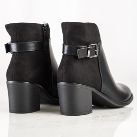 SHELOVET Botas pretas em um poste preto 1