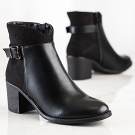 SHELOVET Botas pretas em um poste preto 2