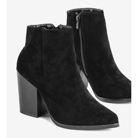 Botins pretos no poste da Milady 1