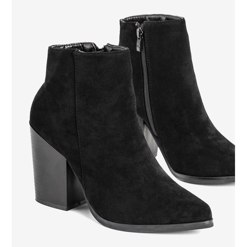 Botins pretos no poste da Milady 1