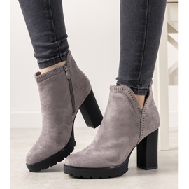 Botas cinza no posto do Bushido 1