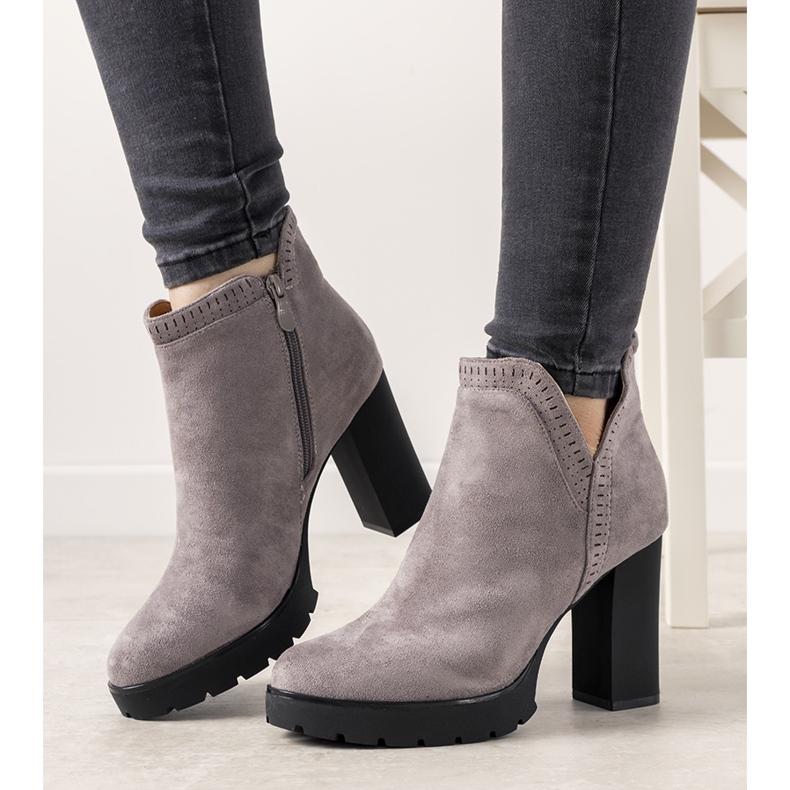 Botas cinza no posto do Bushido 1