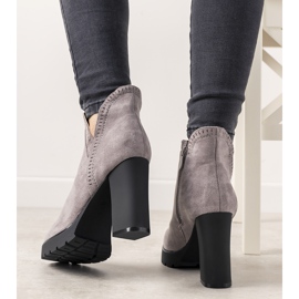 Botas cinza no posto do Bushido 2