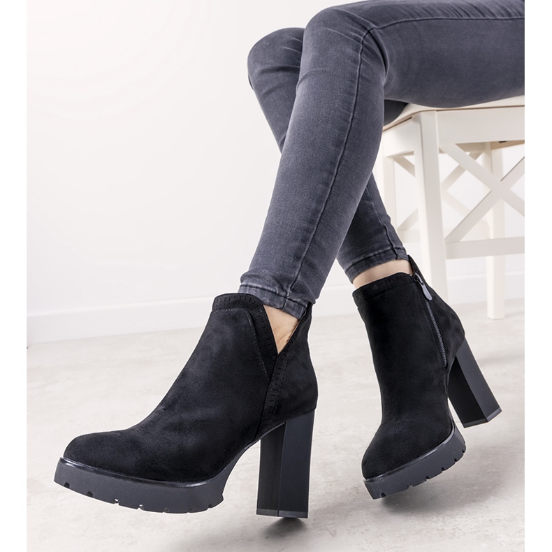 Botas pretas no posto do Bushido preto 1