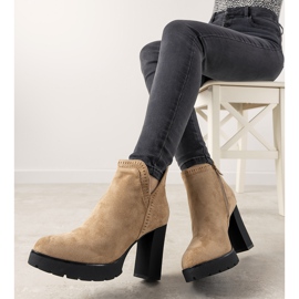 Botas bege no post do Bushido 1 Botas bege no post do Bushido 1