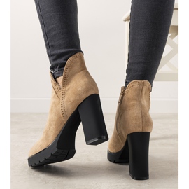 Botas bege no post do Bushido 2 Botas bege no post do Bushido 2