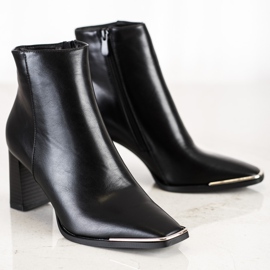 Seastar Botas elegantes em uma postagem preto 1