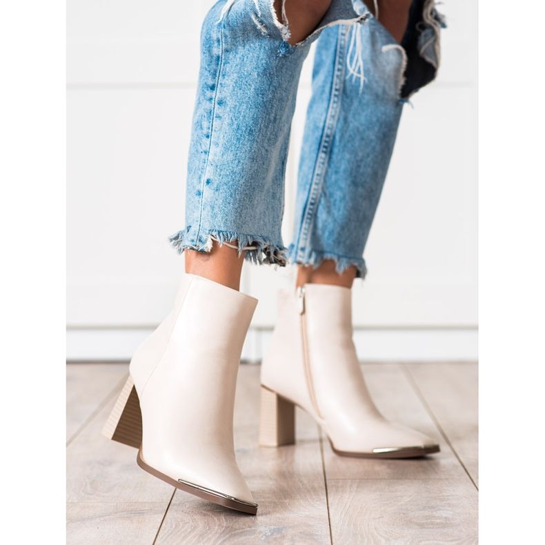 Seastar Botas elegantes em uma postagem bege 1