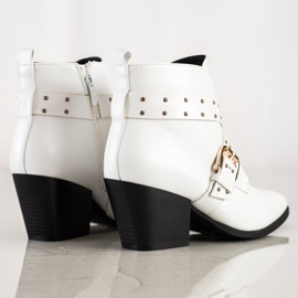 Lucky Shoes Botas de pedra no poste branco 1