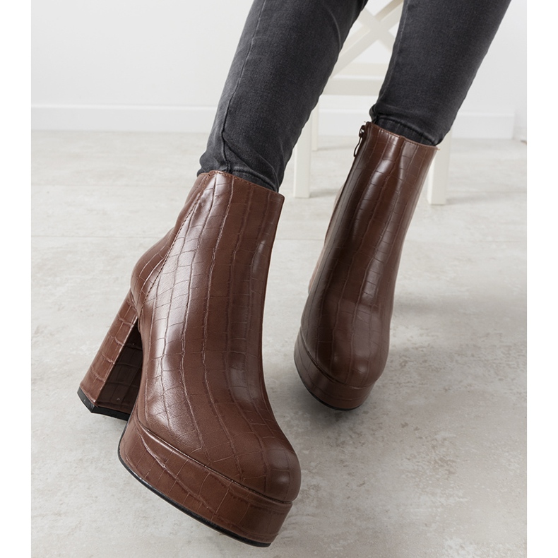 Botas marrons no posto de Usinaya marrom 1