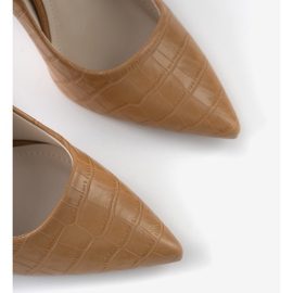 Sapatos marrons em um salto de atirador castanho 1