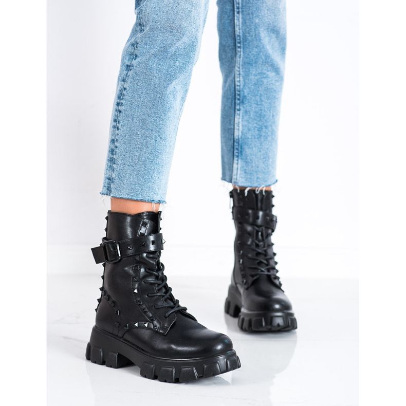 Erynn Trabalhadores com pregos pretos 2