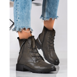 Botas com cinto decorativo Vinceza verde 2 Botas com cinto decorativo Vinceza verde 2