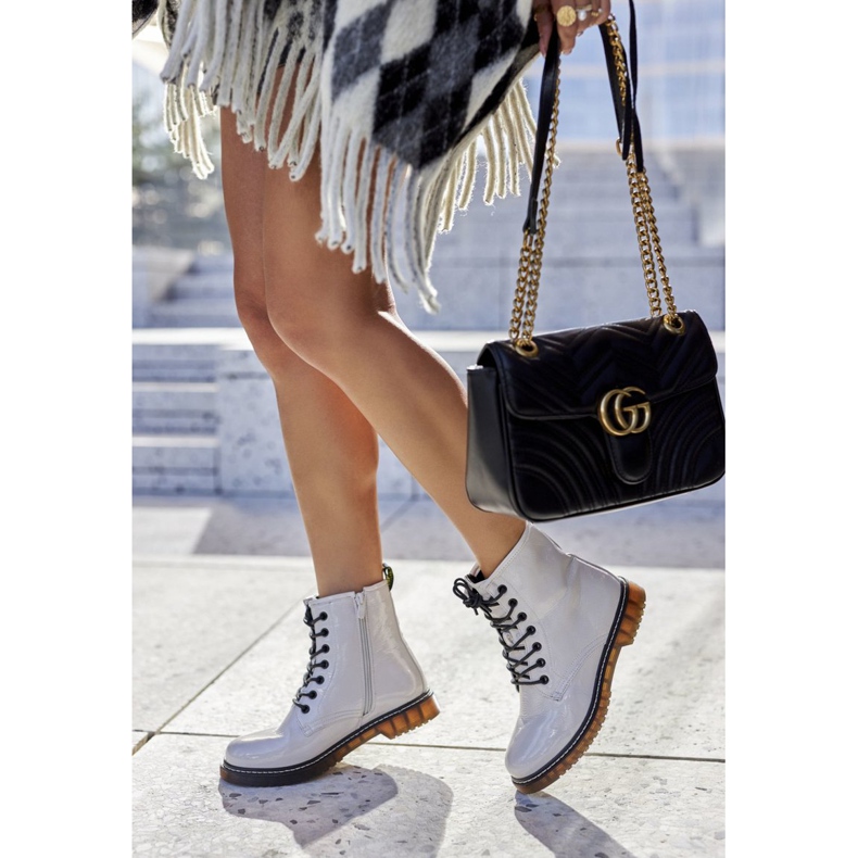 PE1 Botas de trabalho lacadas em um estoque deslizante branco 2