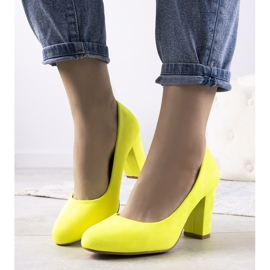 Bombas de néon amarelo no posto Tahlia 1