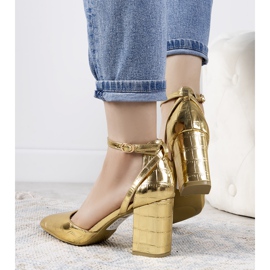 Bombas de ouro no pilar Davies dourado 1