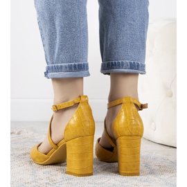 Bombas amarelas no posto Strutt amarelo 1