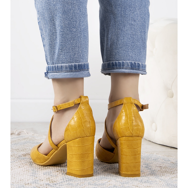 Bombas amarelas no posto Strutt amarelo 1