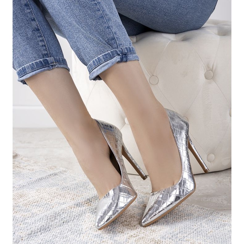 Sapatos de prata em um salto de atirador 1 Sapatos de prata em um salto de atirador 1