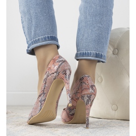 Stilettos vermelhos no padrão de pele de cobra de Grace 1