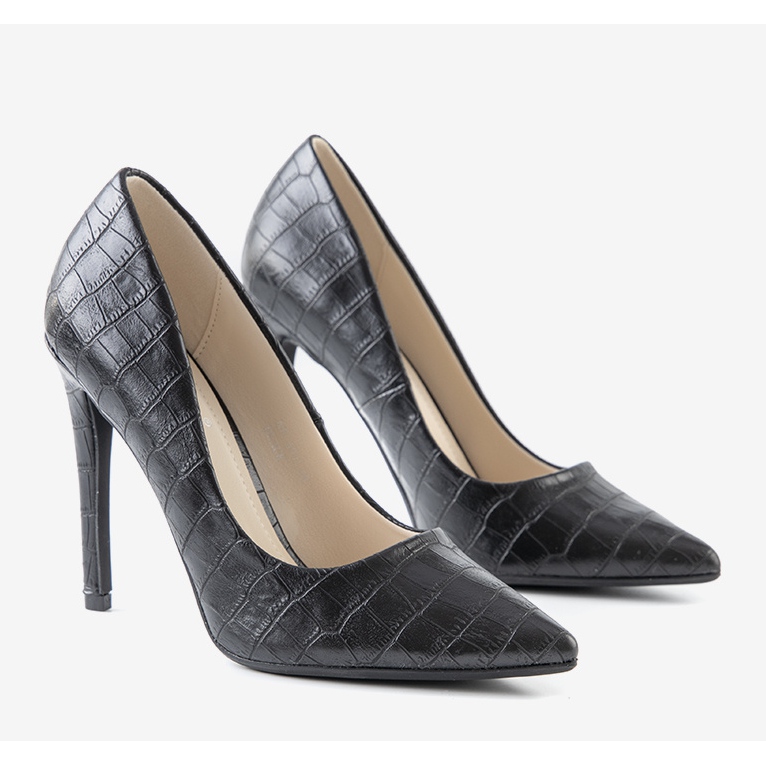 Sapatos pretos em um salto de atirador 1