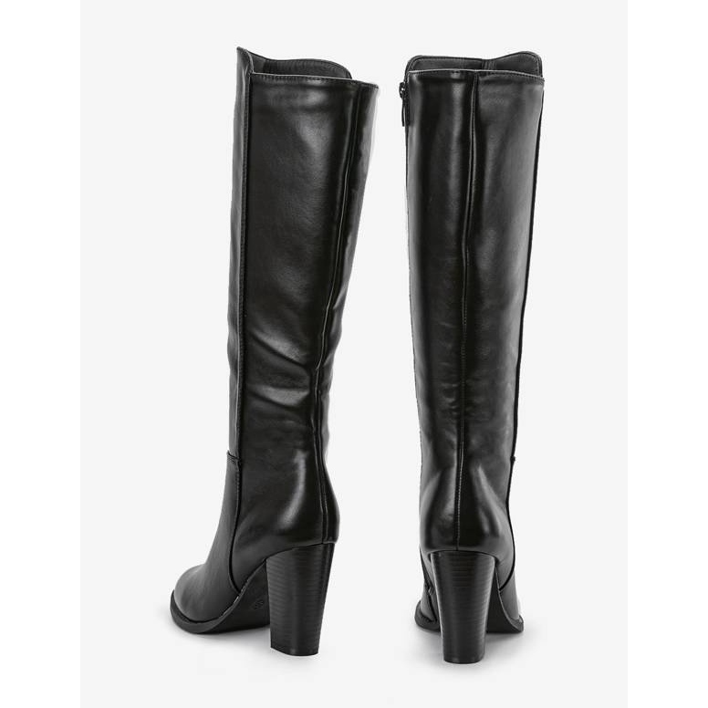 Botas pretas no post Monic preto 1