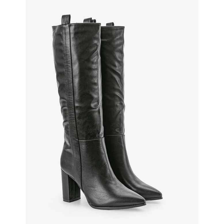Botas pretas no poste da Fily preto 1