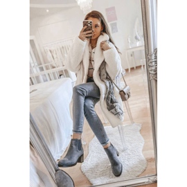 Botas cinza no posto Hanah 1